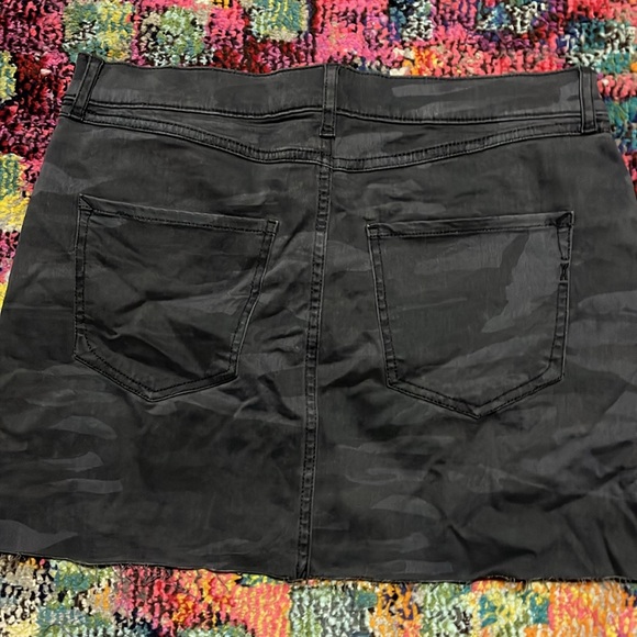 Express gray camo mini skirt. Size 8. - Picture 4 of 5